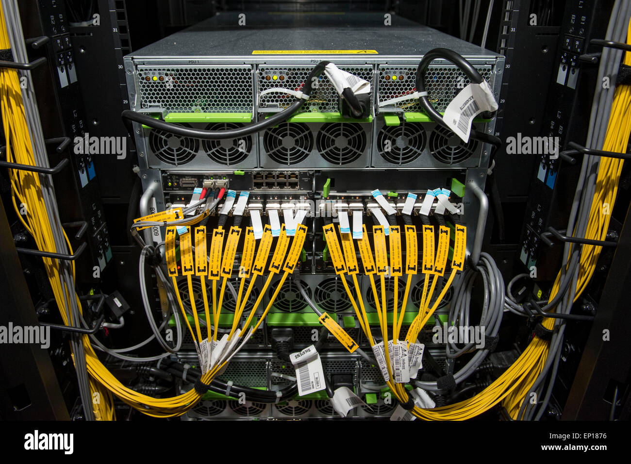 La parte posteriore di un computer server utilizzato per il cloud computing che mostra i router e i cavi di rete. Foto Stock
