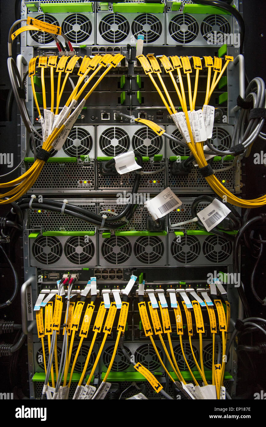 La parte posteriore di un computer server utilizzato per il cloud computing che mostra i router e i cavi di rete. Foto Stock