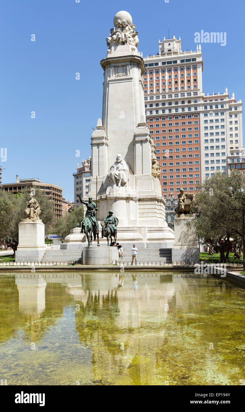 Plaza de Espana - Piazza di Spagna con il monumento di Cervantes tra sculture di Don Chisciotte e Sancho Panza, Madrid, Spagna Foto Stock