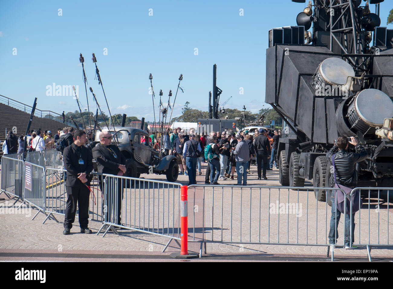 Sydney, Australia. 13 maggio 2015. MAD Max Fury Road di George Miller è venuto a Sydney chiudendo parti del centro per filmare un evento promozionale e depositando i loro veicoli mostruosi a Circular Quay per una mostra pubblica. Crediti: martin berry/Alamy Live News Foto Stock