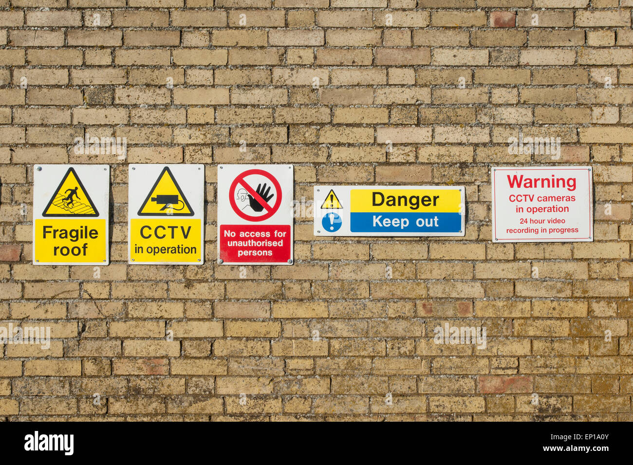 Molteplici segni sul muro di un edificio rustico, Cambridgeshire, Inghilterra Foto Stock
