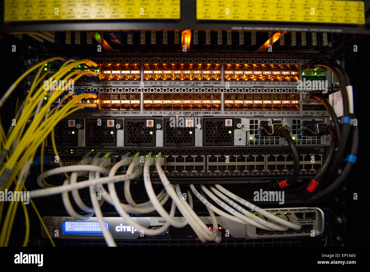La parte posteriore di un computer server utilizzato per il cloud computing che mostra i router e i cavi di rete. Foto Stock