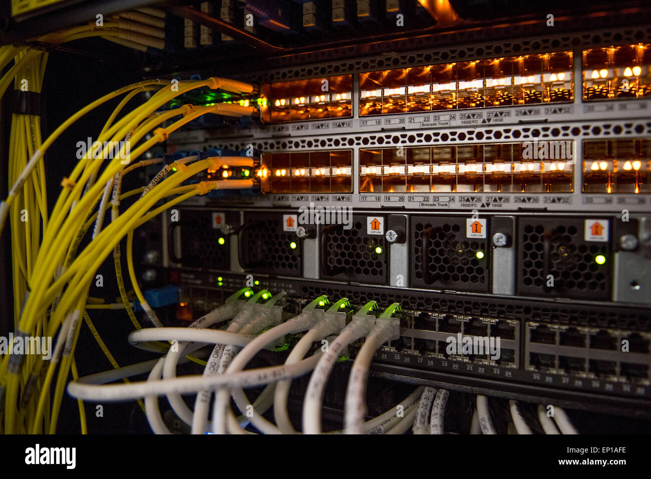 La parte posteriore di un computer server utilizzato per il cloud computing che mostra i router e i cavi di rete. Foto Stock