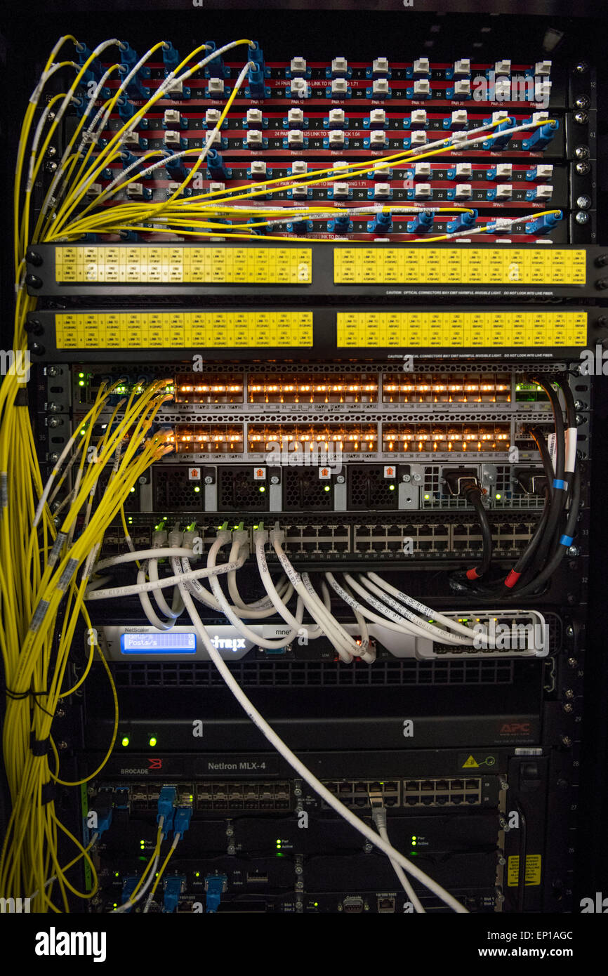La parte posteriore di un computer server utilizzato per il cloud computing che mostra i router e i cavi di rete. Foto Stock