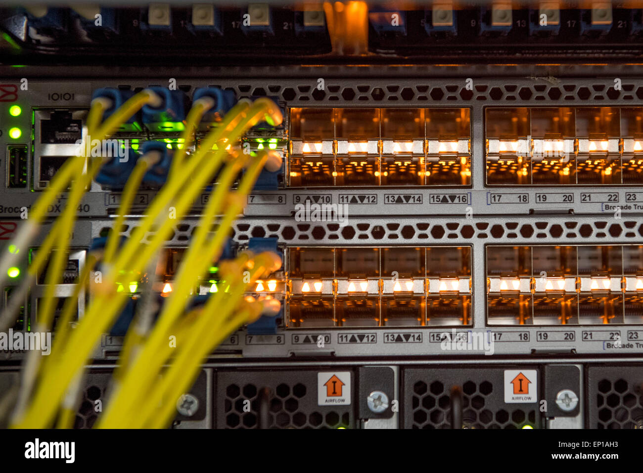 La parte posteriore di un computer server utilizzato per il cloud computing che mostra i router e i cavi di rete. Foto Stock