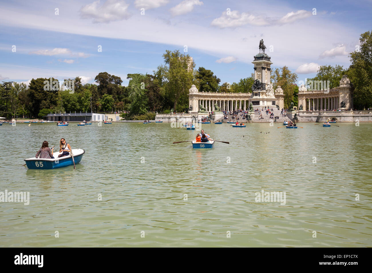 Buen Retiro Park con il lago in barca e il monumento a Alfonso XII, Madrid, Spagna Foto Stock