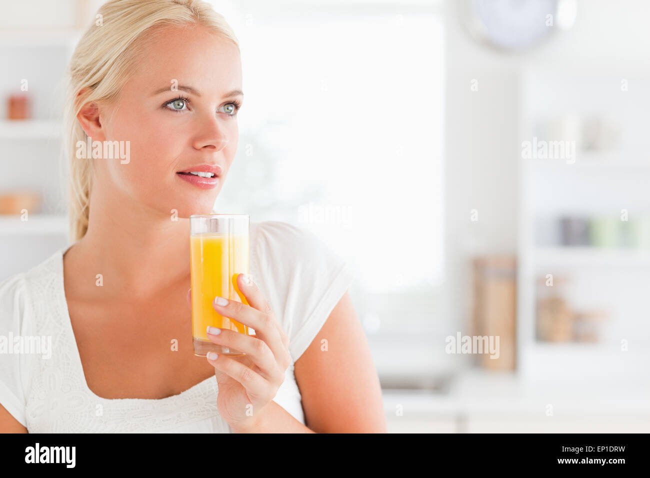 In prossimità di una donna di bere succo di arancia Foto Stock