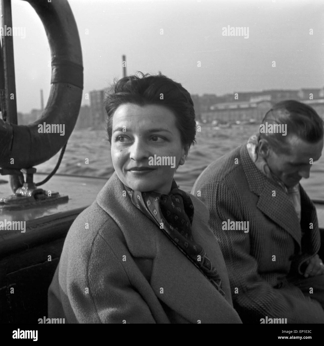 Die Erste deutsche Fernsehansagerin Irene Koss bei einer Hafenrundfahrt in Amburgo, Germania degli anni cinquanta. Prima TV tedesca presenter Ire Foto Stock