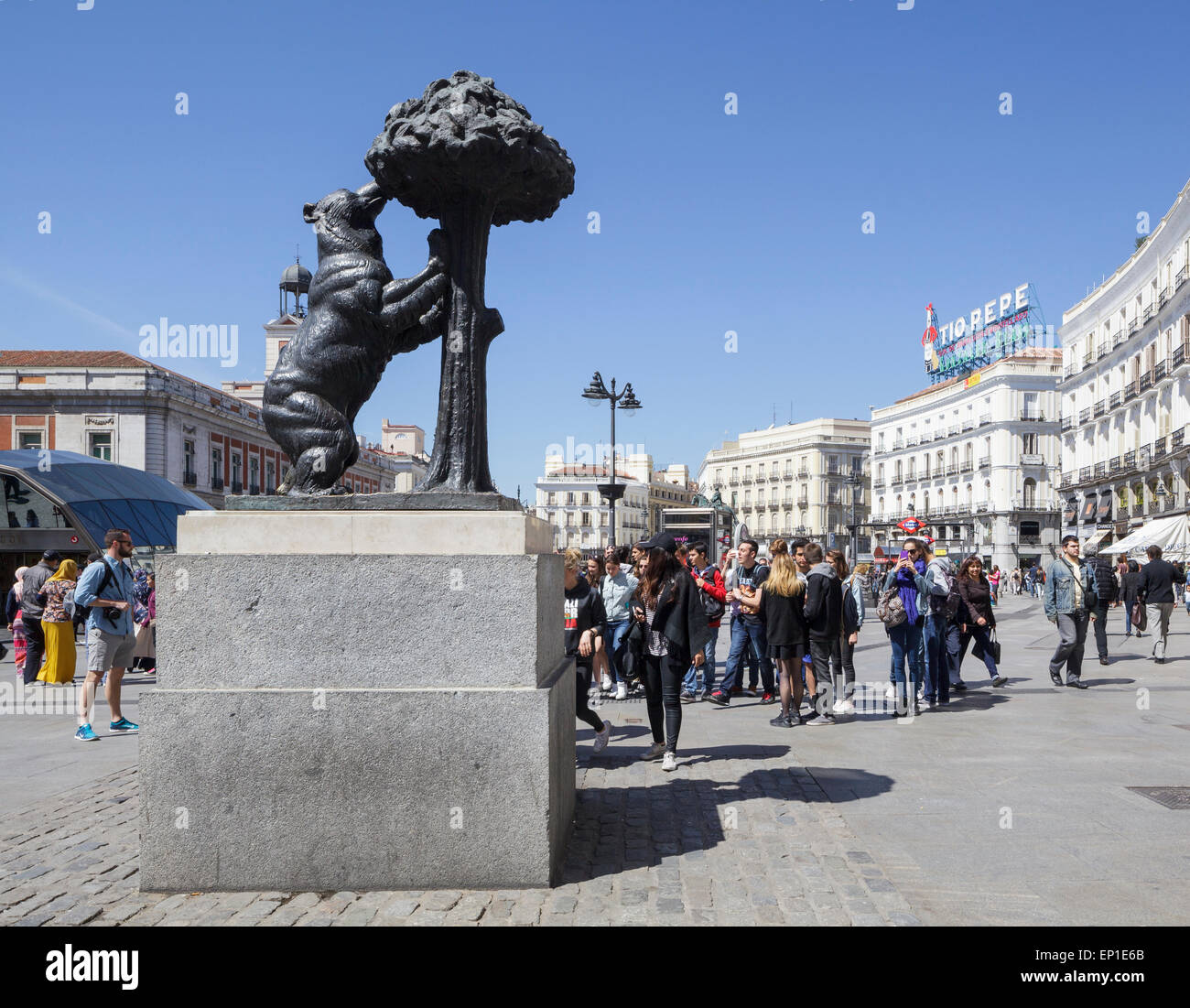Piazza Sol, Puerta del Sol con statua Orso e Madrono pianta simbolo di Madrid, Madrid, Spagna Foto Stock
