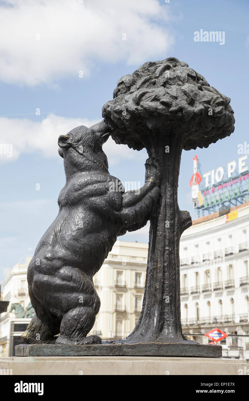 Statua Orso e Madrono albero il simbolo di Madrid in Piazza Sol, la Puerta del Sol di Madrid, Spagna Foto Stock