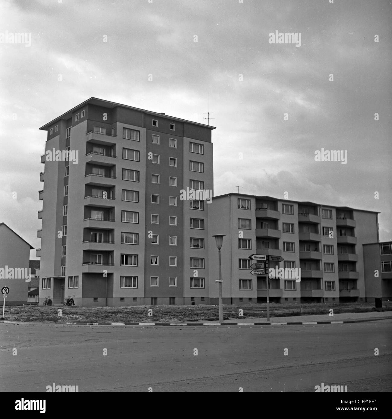 Un Wohnhochaus einer Straße in Wolfsburg, Deutschland 1950er Jahre. Alto su una strada a Wolfsburg, Germania degli anni cinquanta. Foto Stock