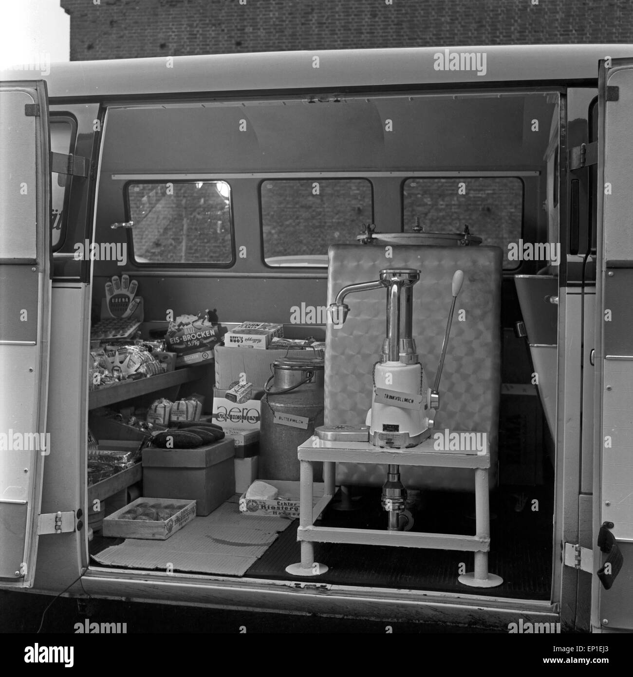 Blick ins Innere eines bus VW T1 als Verkaufswagen auf dem Hof des Volkswagenwerks in Wolfsburg, Deutschland 1950er Jahre. Consente di visualizzare Foto Stock