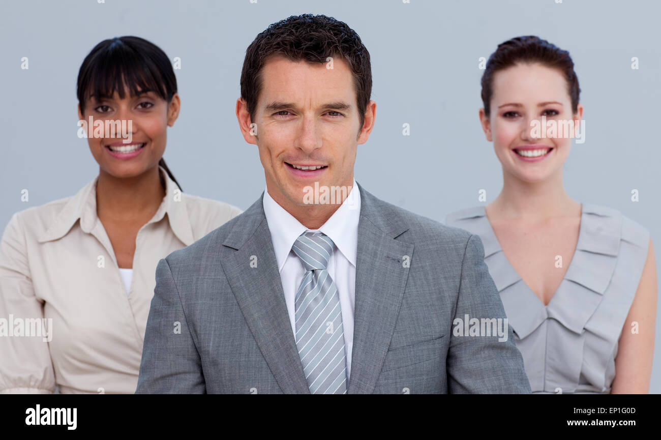 Imprenditore sorridente che conduce i suoi colleghi Foto Stock