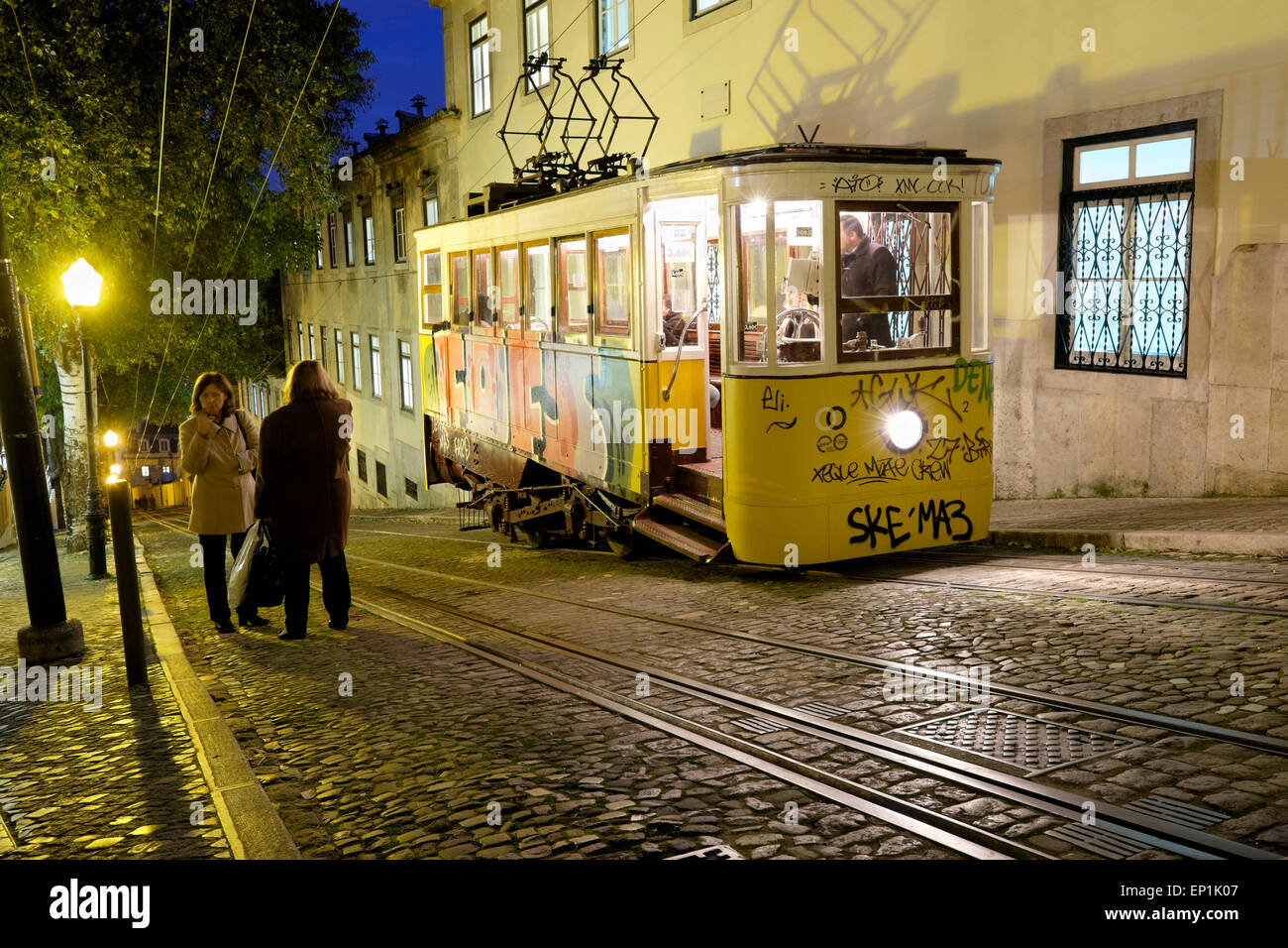 Il Lavra ascensore di notte, Lisbona, Portogallo Foto Stock