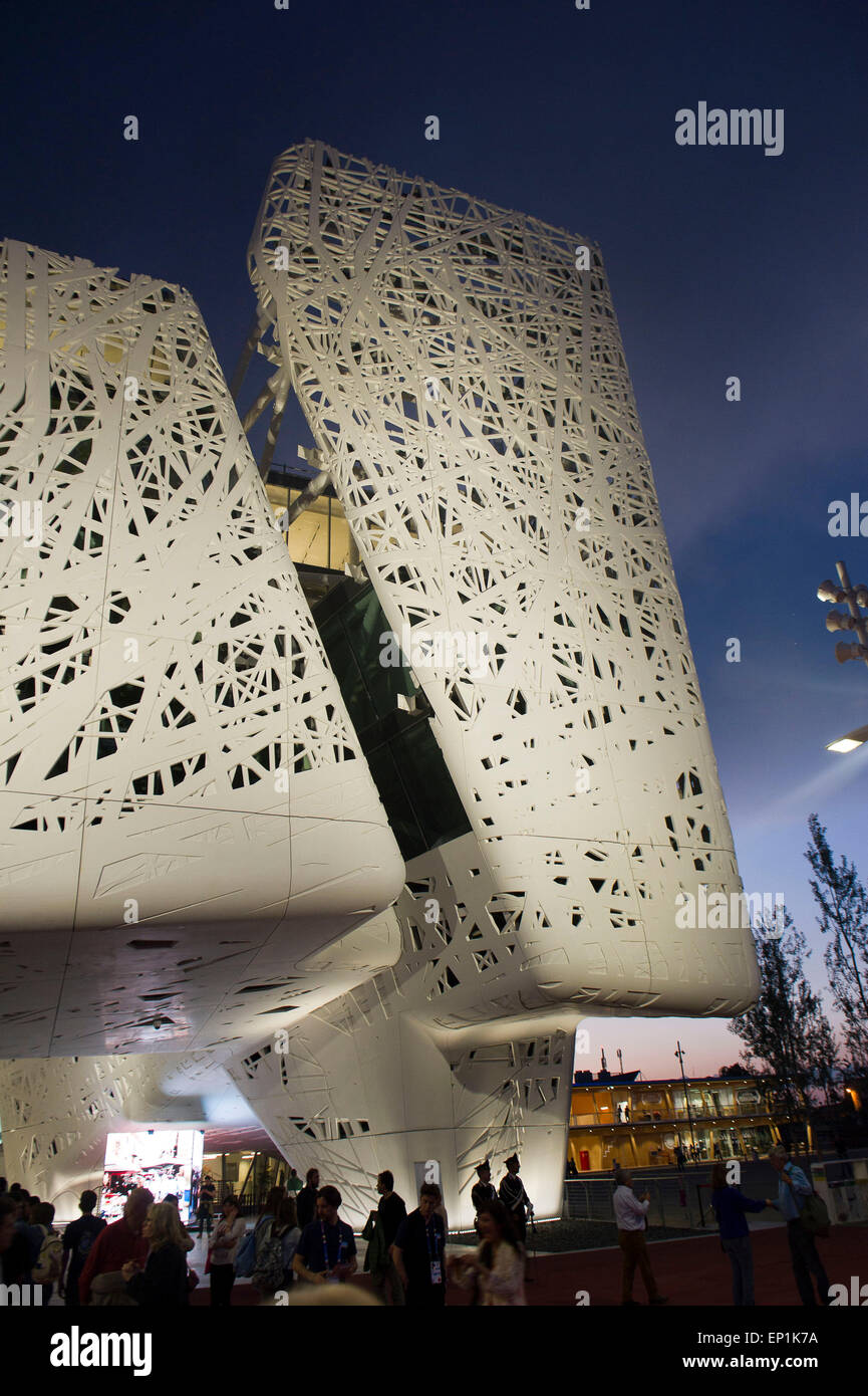 Italia Milano Expo 2015 Albero della Vita. La mostra è accompagnata da musica e illuminazione Foto Stock