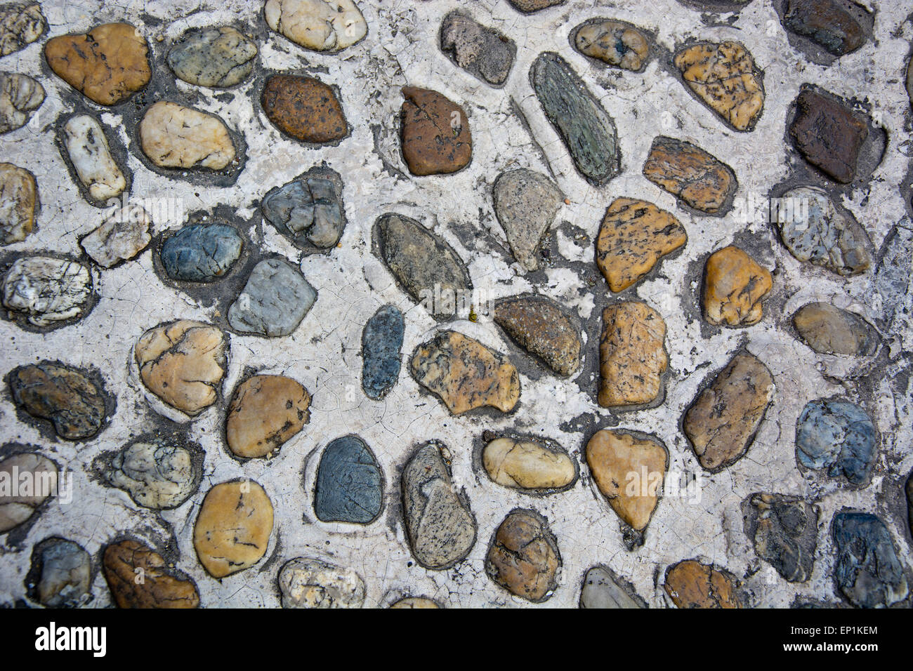 Vecchia pavimentazione realizzata da multicolori di ciottoli di granito Foto Stock