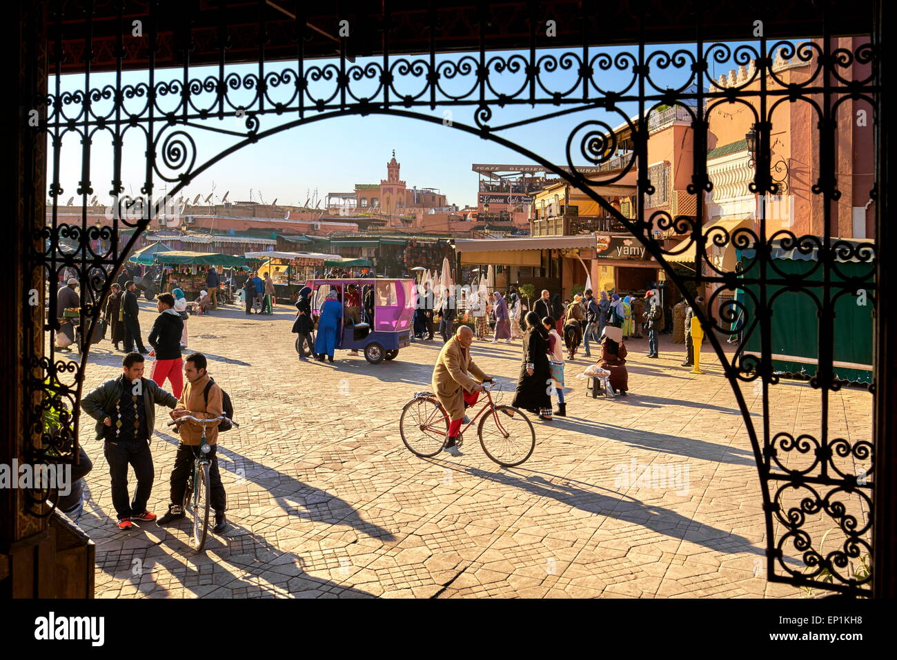 La medina di Marrakesh. Piazza Jemaa el Fna nel primo pomeriggio. Il Marocco Foto Stock