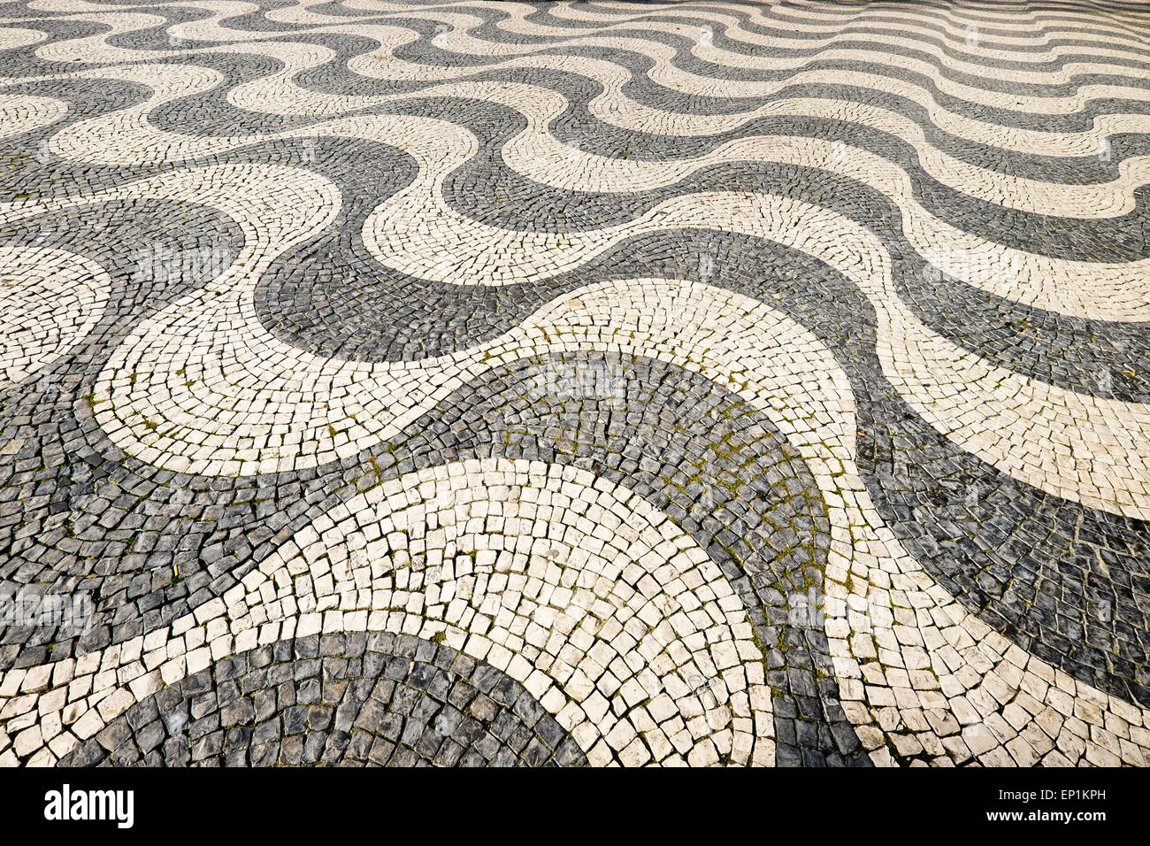 Ondulazione del tradizionale portoghese di pavimentazione a mosaico in Piazza Rossi, Lisbona, Portogallo Foto Stock