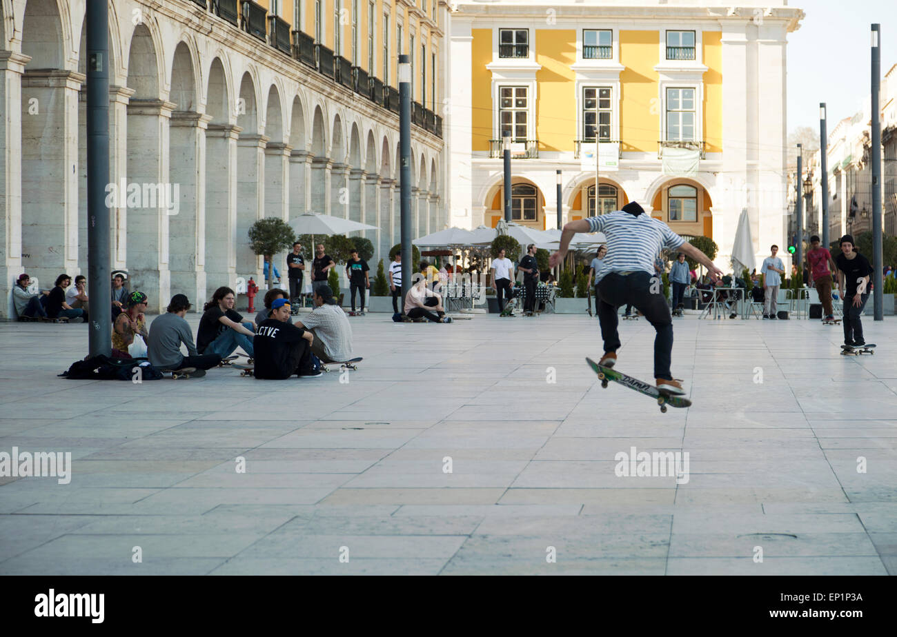 Praça do Comércio sulla soleggiata giornata di primavera con i giovani - Lisbona Portogallo Foto Stock