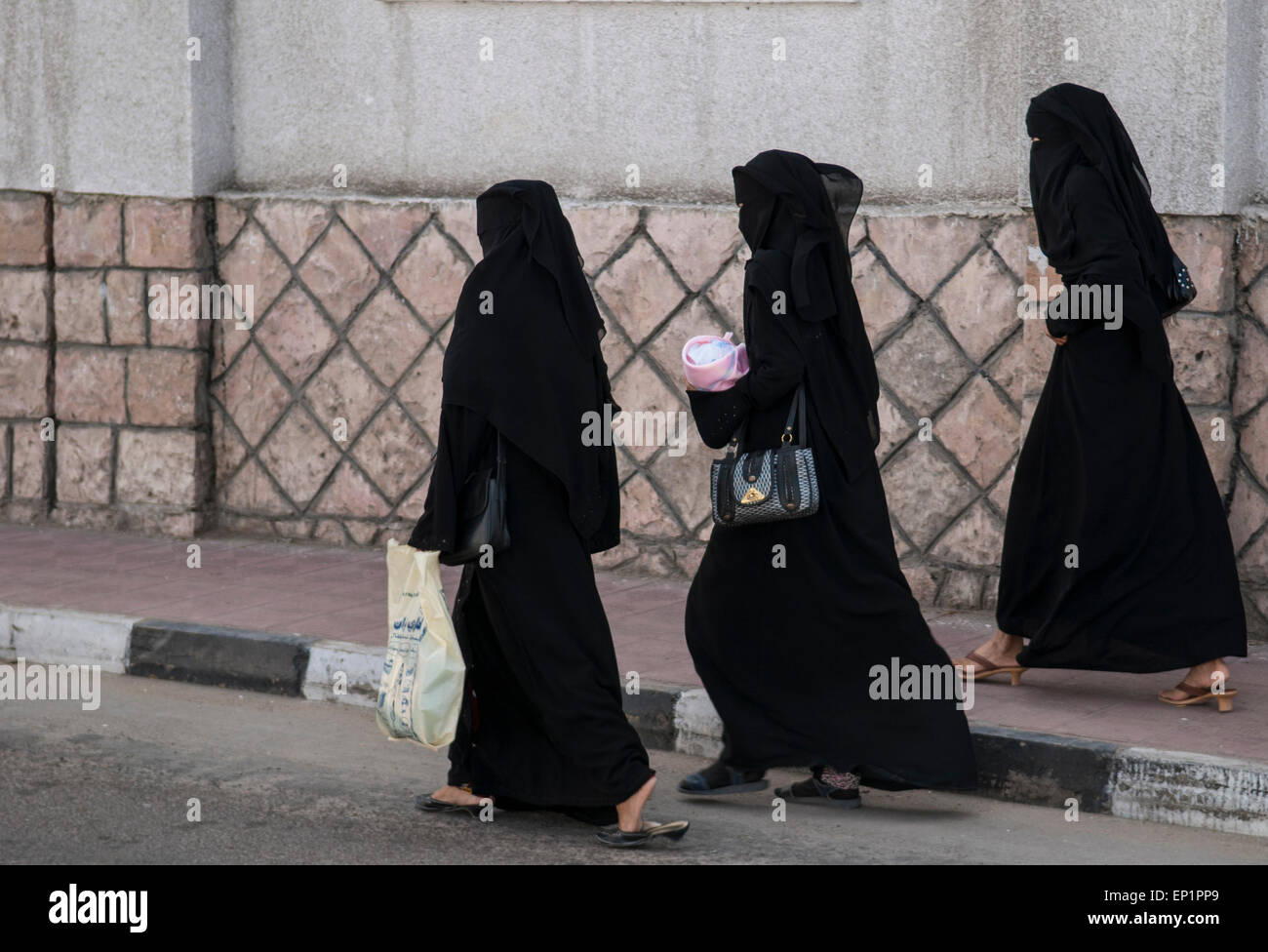AL MUKALLA, YEMEN 4APRILE 2007: Tre donne a camminare insieme sulla strada in città Foto Stock