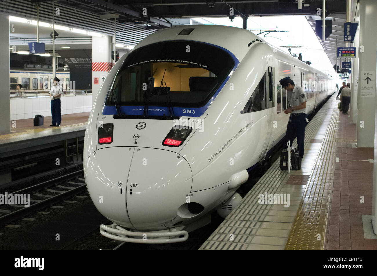 885 Intercity treno Espresso limitato dalla Kyushu azienda ferroviaria. Fukuoka a Nagasaki. Foto Stock