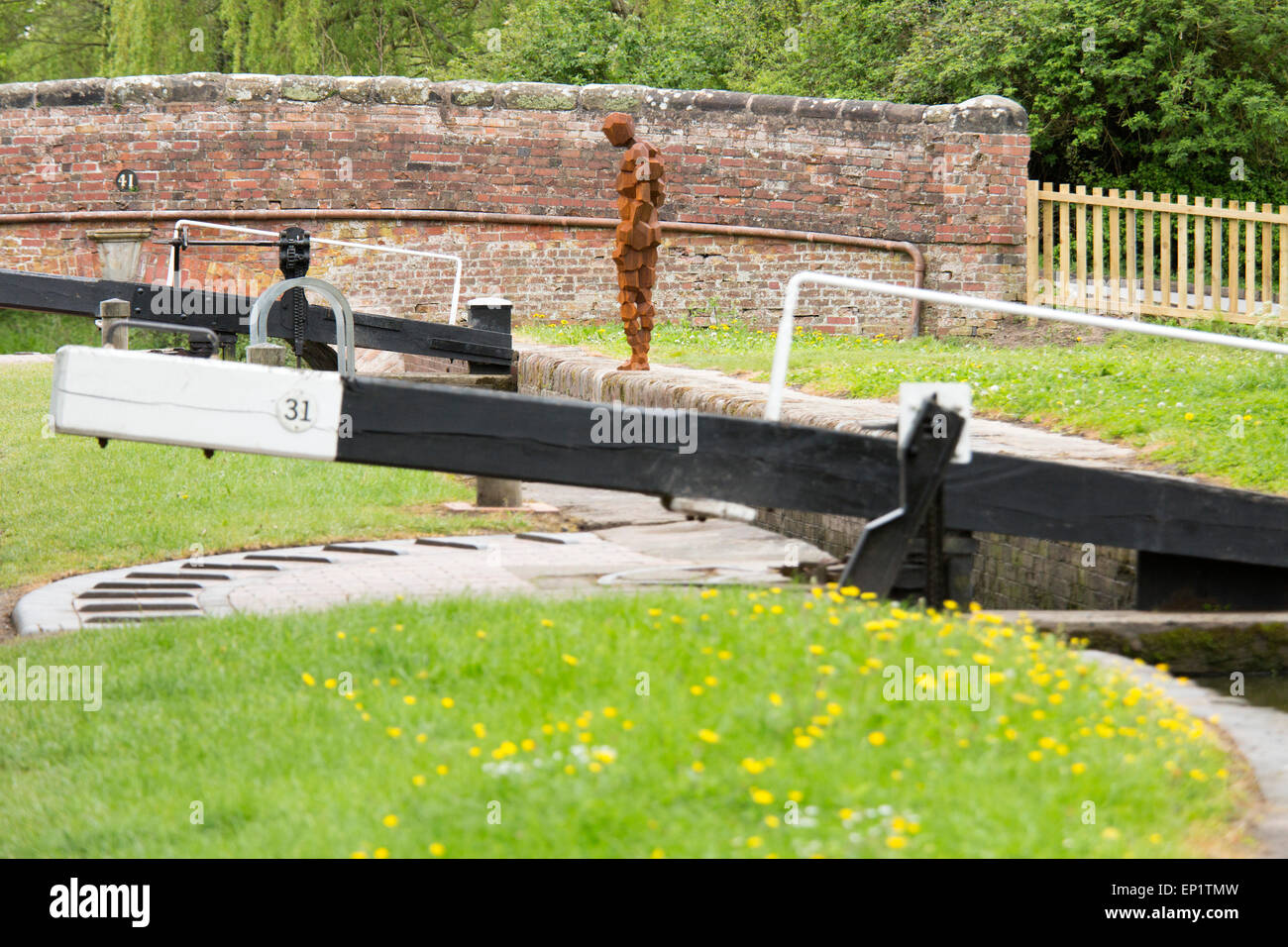 Una nuova scultura dal pittore e scultore Sir Antony Gormley è stata svelata su un Warwickshire canal in Lowsonford. Foto Stock