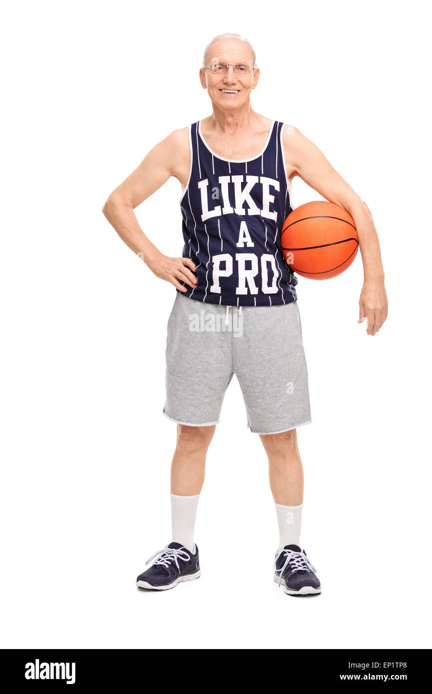 A piena lunghezza Ritratto di un uomo anziano in un blu scuro jersey, tenendo in mano una palla da basket e guardando la telecamera Foto Stock