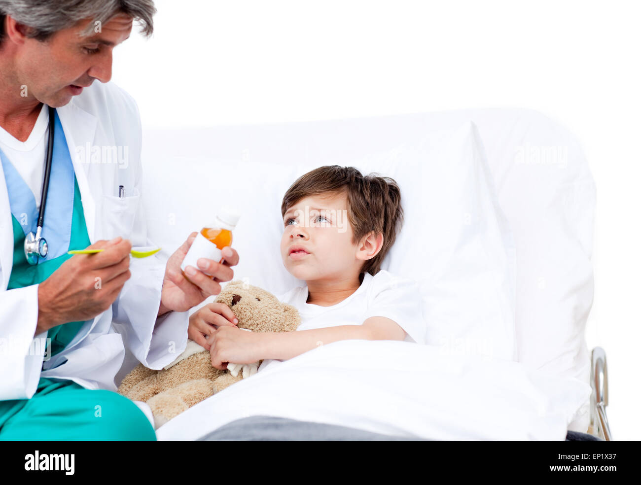 Carino bambino prendendo medicine per la tosse in ospedale Foto Stock