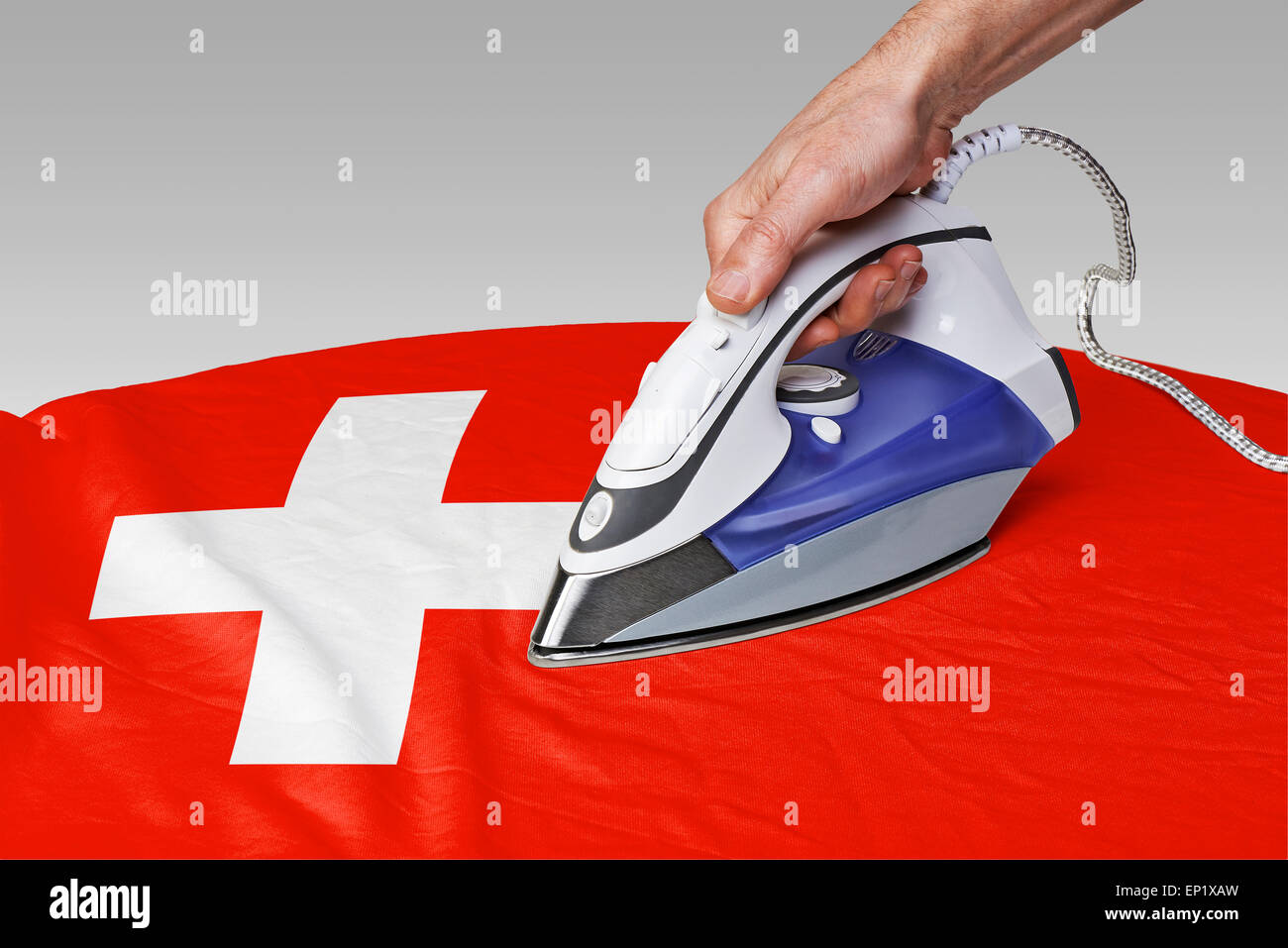 Ferro da stiro a vapore per appianare le rughe della Bandiera della  Svizzera Foto stock - Alamy