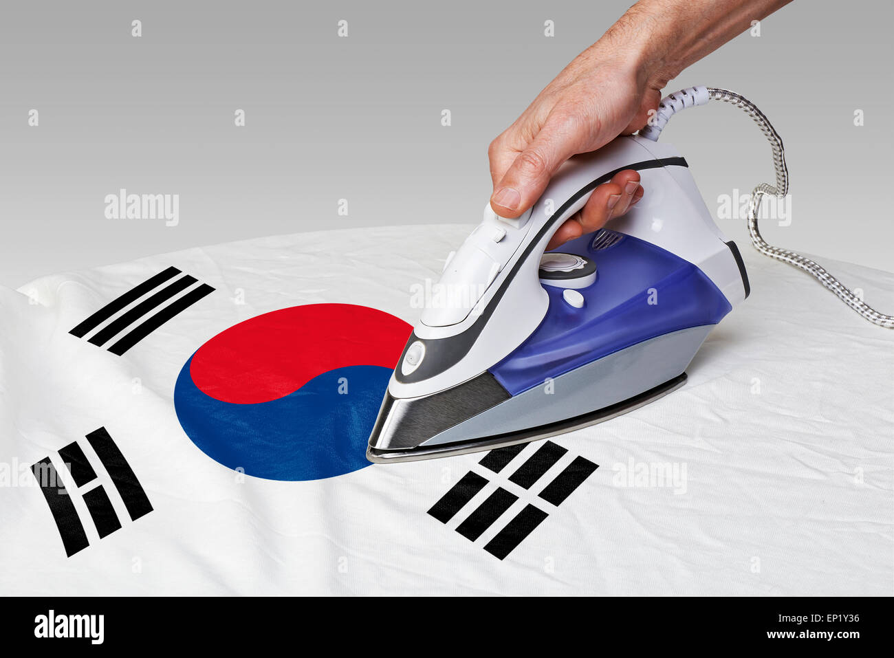 Ferro da stiro a vapore per appianare le rughe della bandiera dalla Corea del Sud Foto Stock