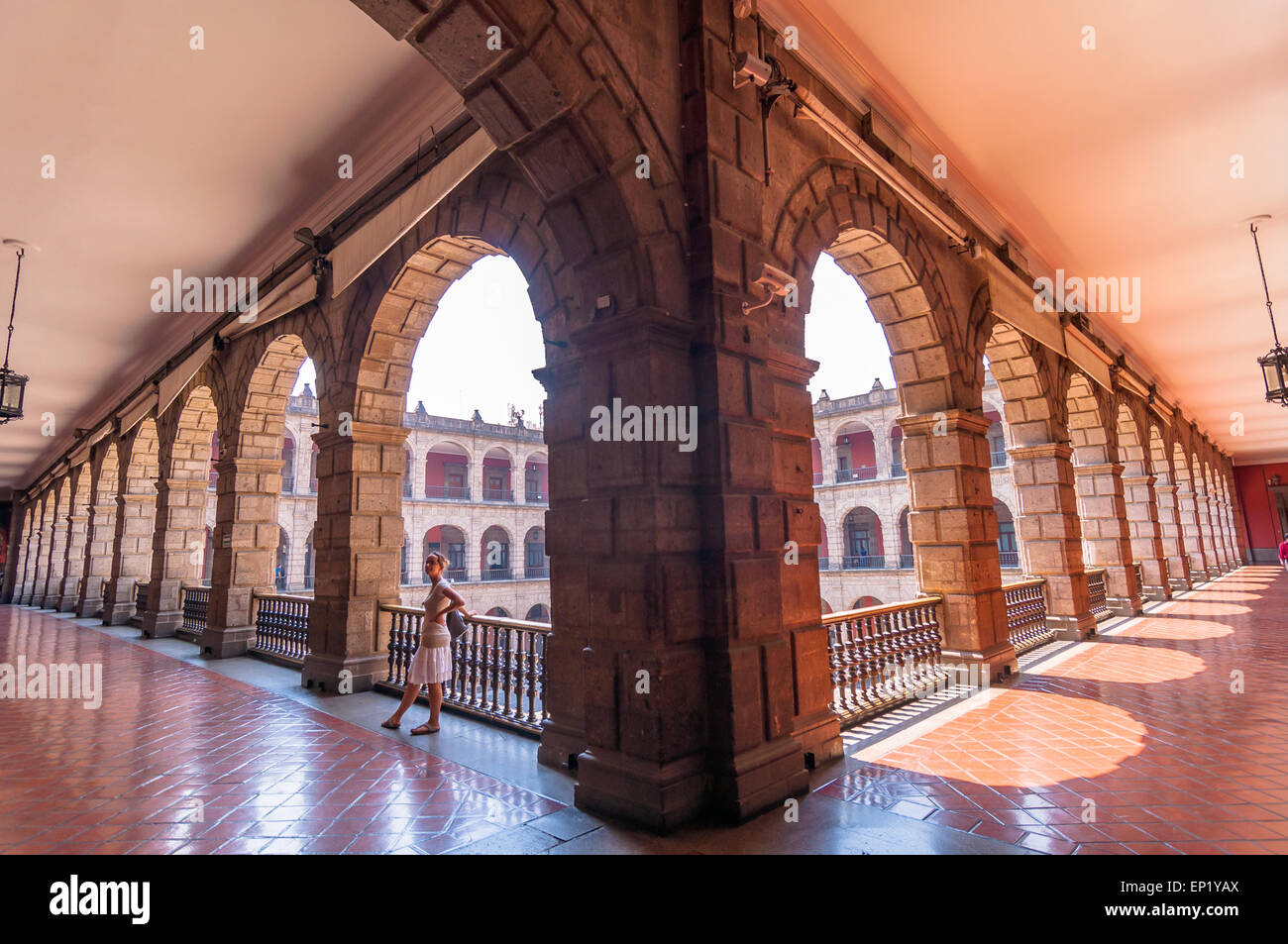 Donna visita turistica Palazzo Nazionale a Città del Messico Foto Stock