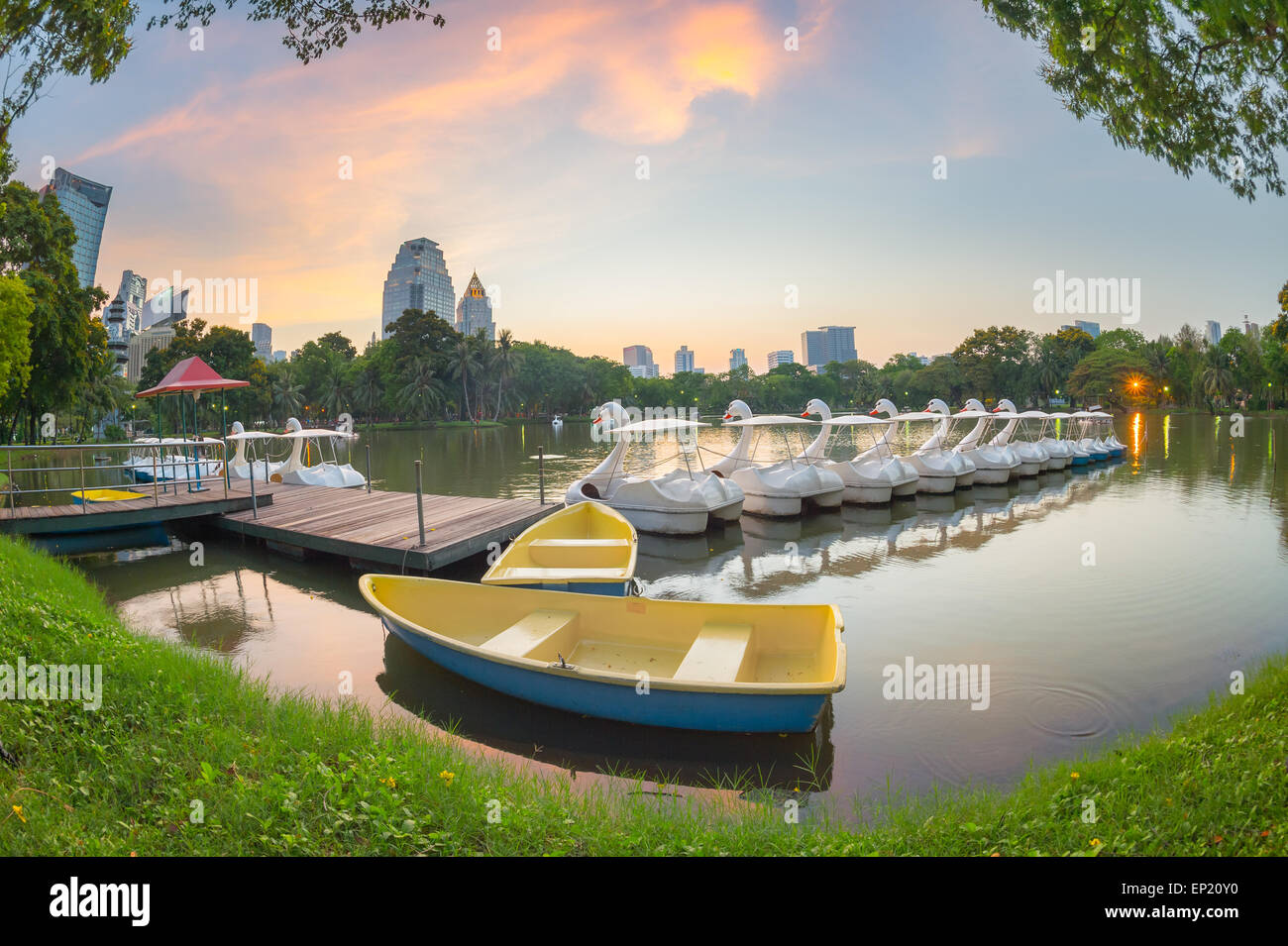 Barche a forma di cigni, Parco Lumphinee, Bangkok, Thailandia Foto Stock