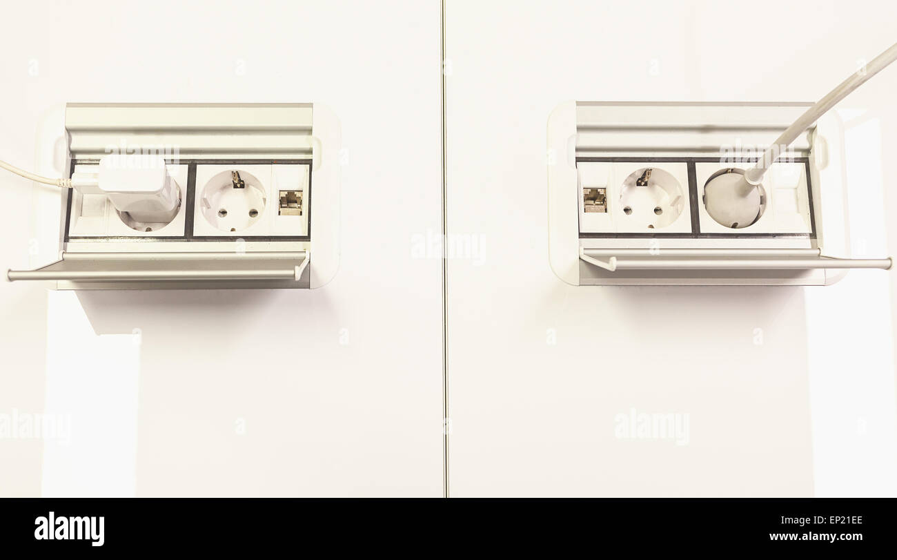 Moderne e semplici spine elettriche con le connessioni di rete. Foto Stock