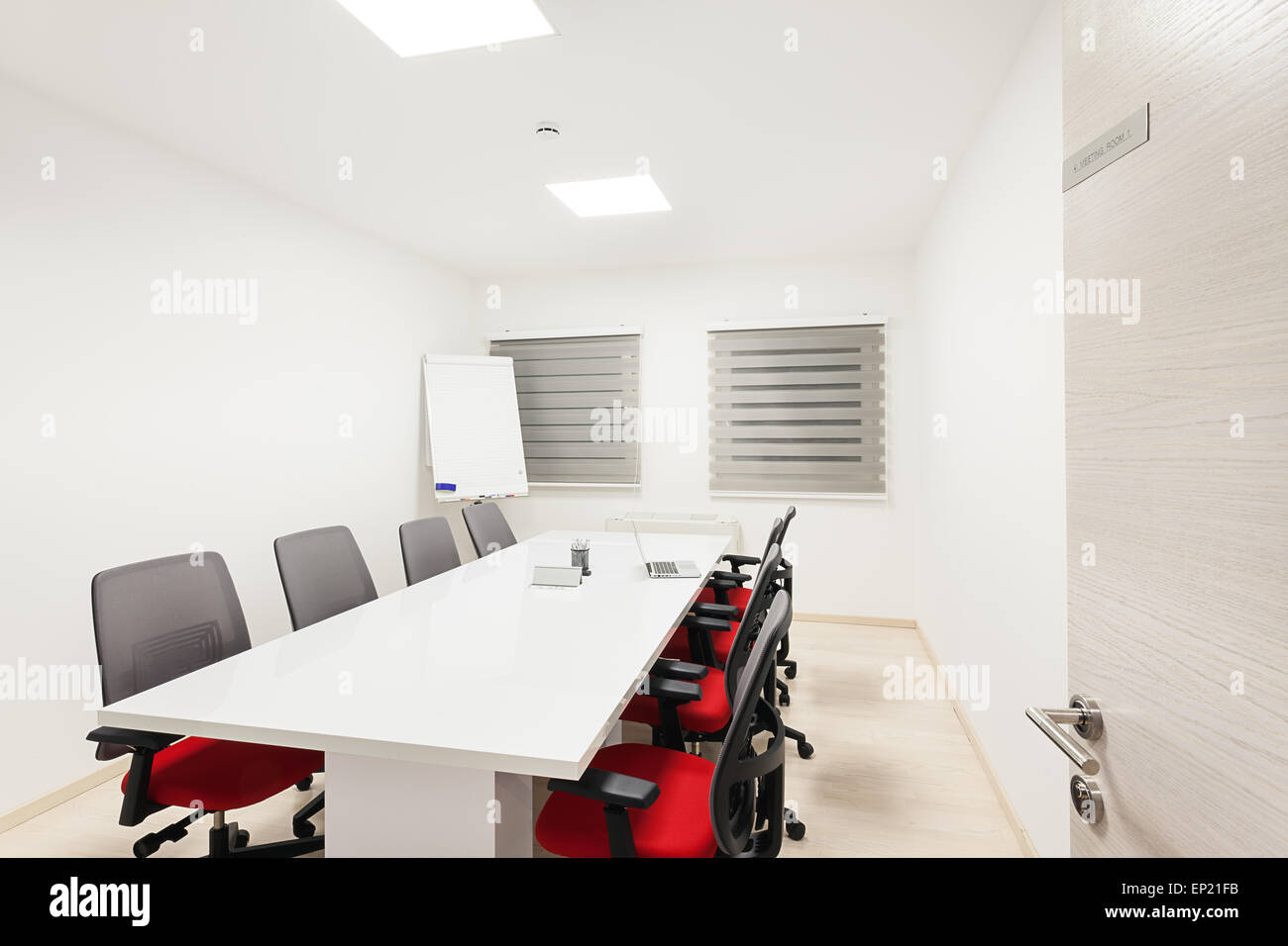 Dettagli di una moderna sala riunioni in bianco. Foto Stock