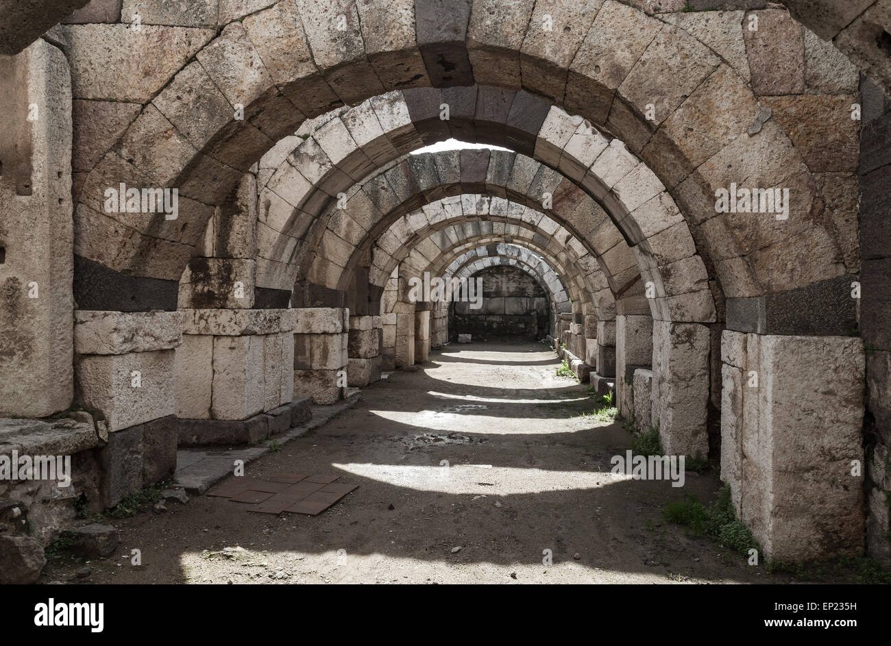 Corridoio vuoto con archi e colonne. Rovine della città antica Smyrna. Izmir, Turchia Foto Stock