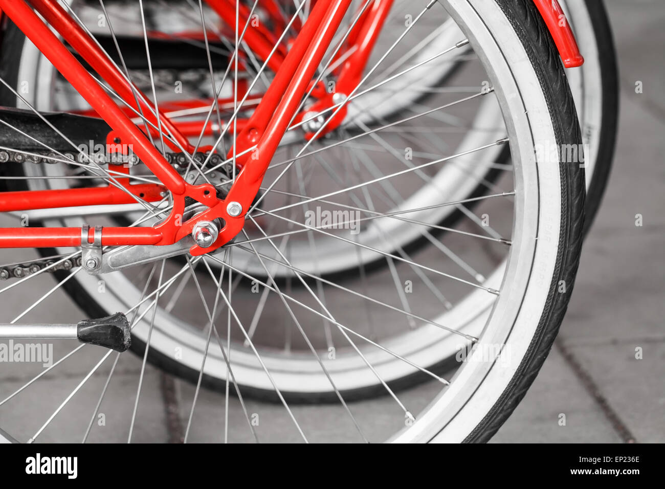 Parcheggiato red street biciclette a noleggio, ruote posteriori frammento, messa a fuoco selettiva con DOF poco profondo Foto Stock