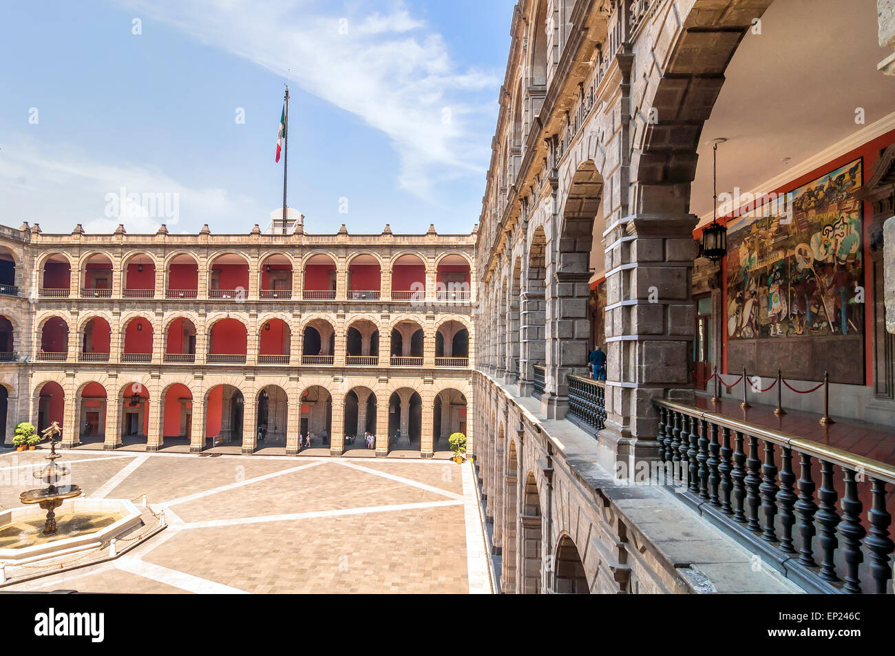 Città del Messico, Messico - 29 Aprile 2014: turisti di visitare il Palazzo Nazionale a Città del Messico. Foto Stock
