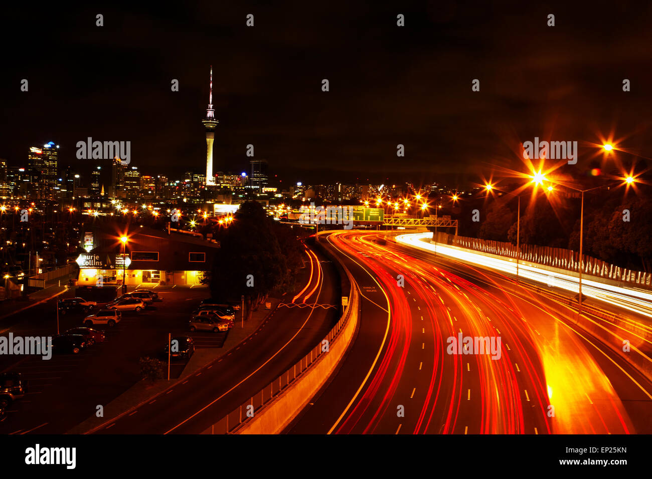 Autostrada Nord e Skytower di notte, Auckland, Isola del nord, Nuova Zelanda Foto Stock