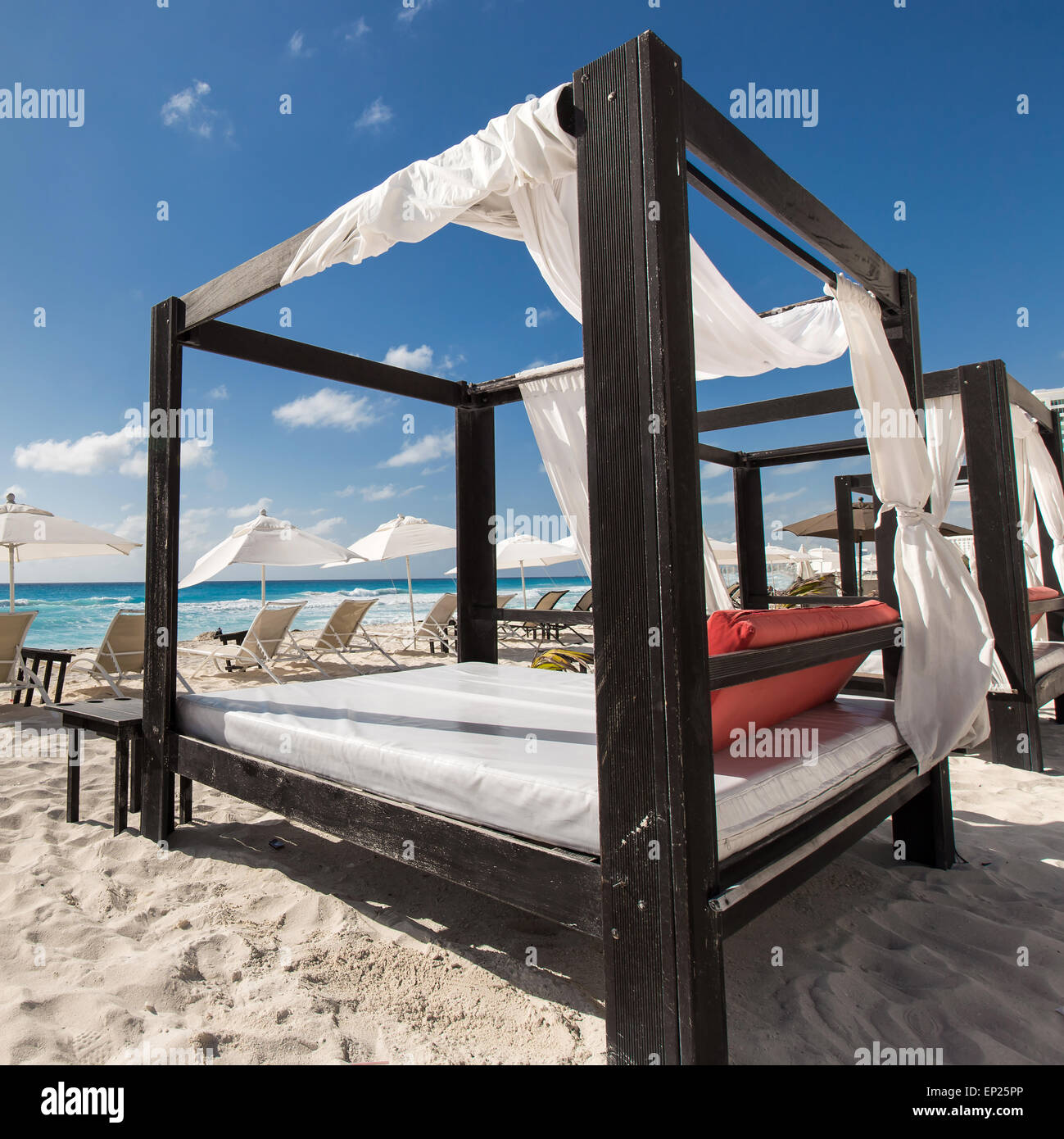 Luxury lettini in legno su una bella spiaggia caraibica Foto Stock