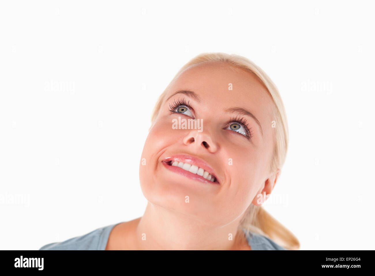 Affascinante donna bionda guardando il soffitto Foto Stock