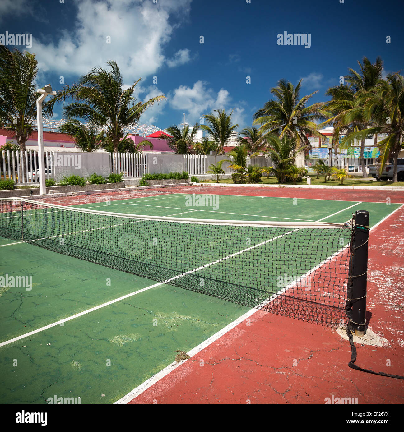Scoperta tennis net a corte con nessuno Foto Stock