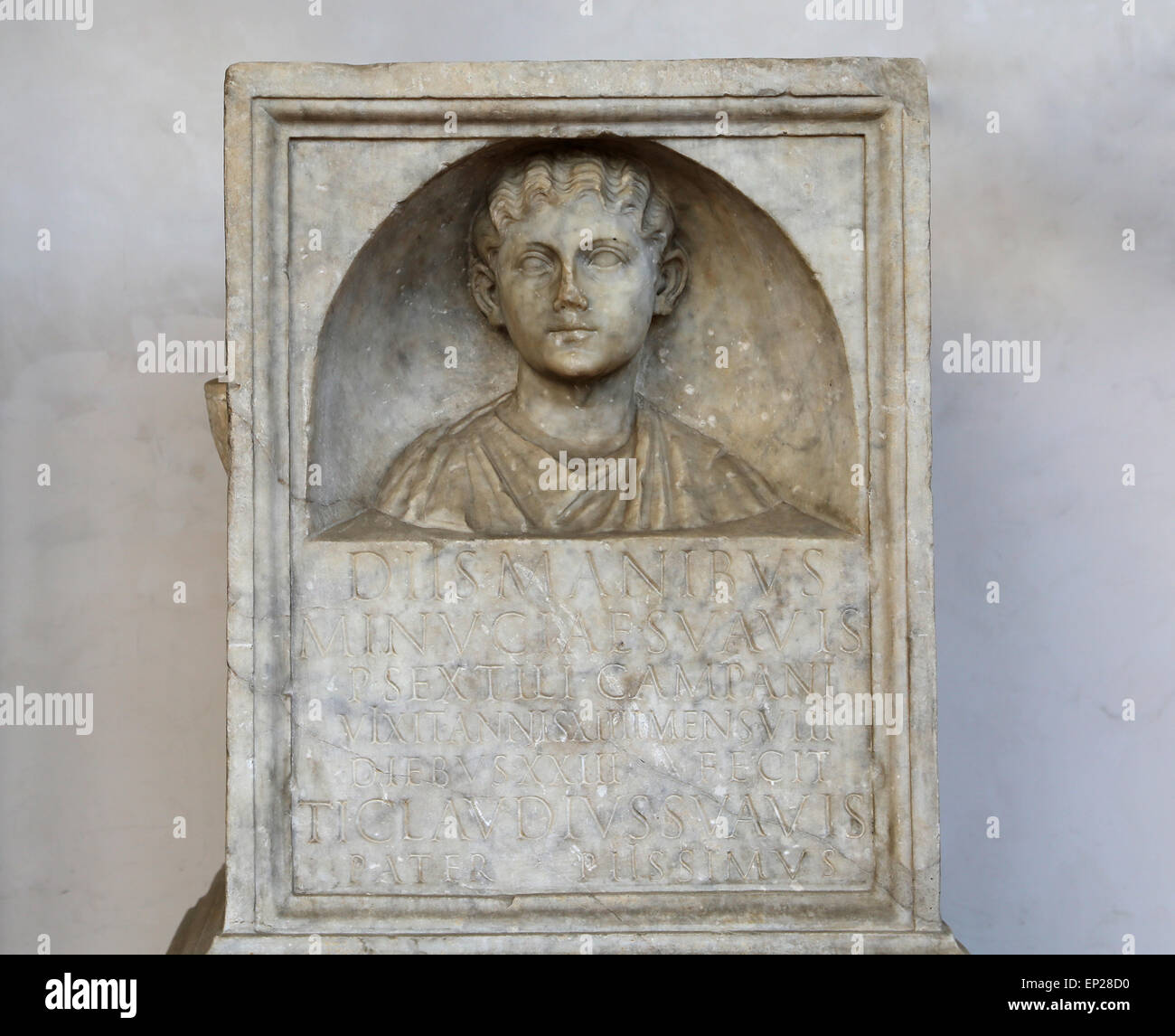 Altare funerario dedicato da Tiberio Claudio Suavis a sua figlia Minucia Suavis, moglie di Publiusa Sextilius Campanus. Roma. Foto Stock