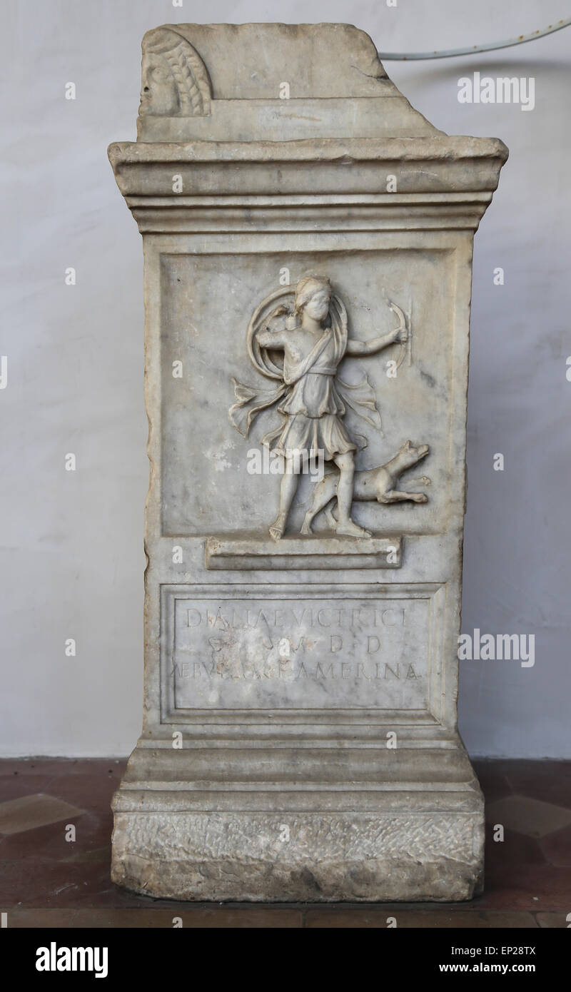 Altare dedicato a Diana victrix da Aebutia Amerina, in rappresentanza di Artemis come un arciere in esecuzione. Il marmo. 2° C. d. Roma. Foto Stock
