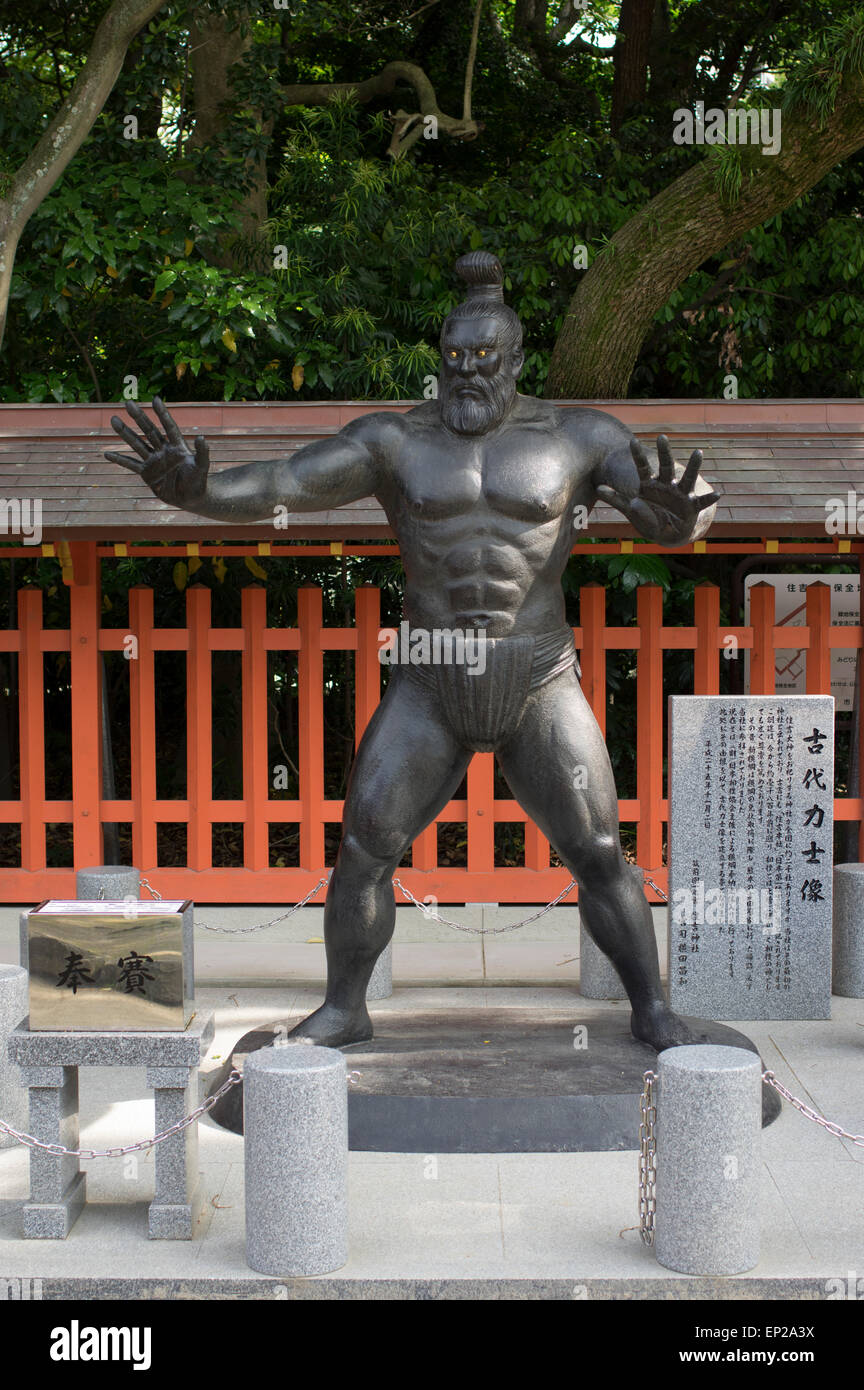 Antica statua lottatore di Sumo, Sumiyoshi Santuario scintoista ( ) Fukuoka Kyushu, Giappone Foto Stock