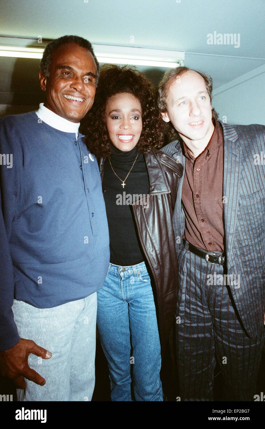 Whitney Houston sorridente dietro le quinte Nelson Mandela in concerto a Londra con Harry Belefonta e Mark Knopler il 11 giugno 1988. Foto Stock