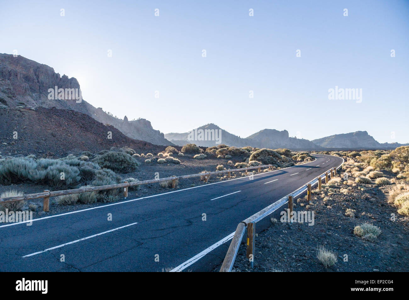 Curva vuota strade del deserto al vulcano Teide, Tenerife, Spagna Foto Stock