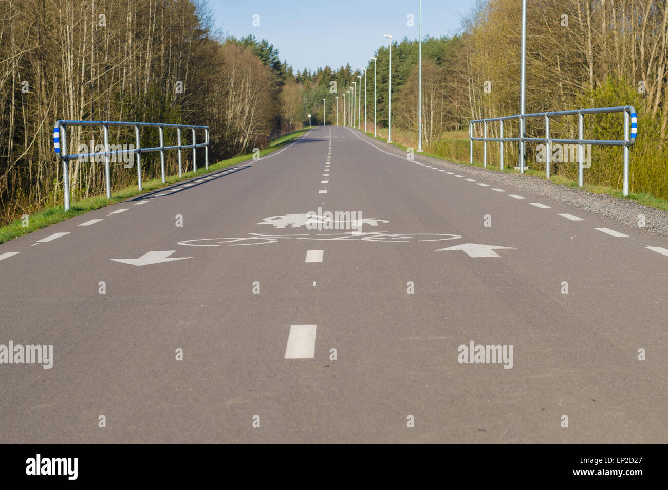 Bike e la corsia pedonale con il segno e la recinzione Foto Stock
