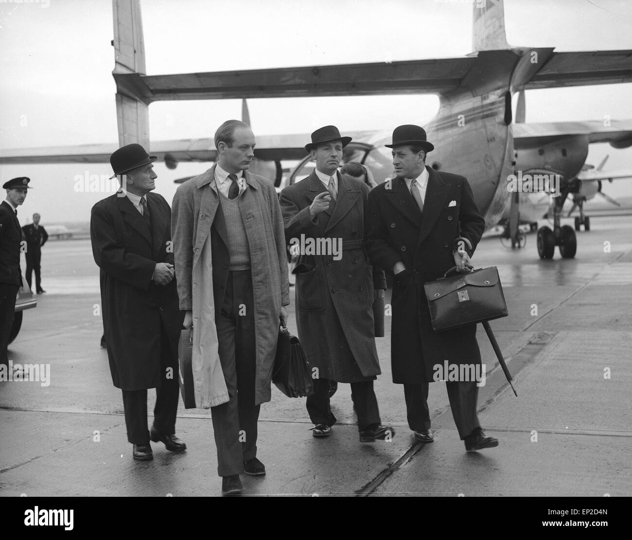 Edward Douglas-Scott-Montagu, terzo Barone Montagu di Beaulieu, all'Aeroporto di Londra Heathrow, arrivando a casa dalla Francia per affrontare accuse dopo un mandato per il suo arresto era stato pubblicato il mese scorso, nella foto 8 novembre 1953. Foto Stock