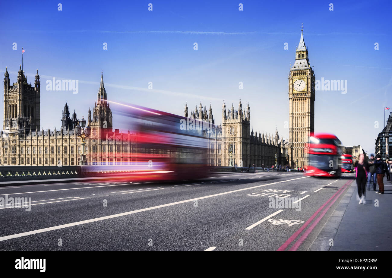 Londra, Regno Unito. Bus rosso in movimento e il Big Ben e il Palazzo di Westminster. Le icone di Inghilterra nel vintage, uno stile rétro Foto Stock
