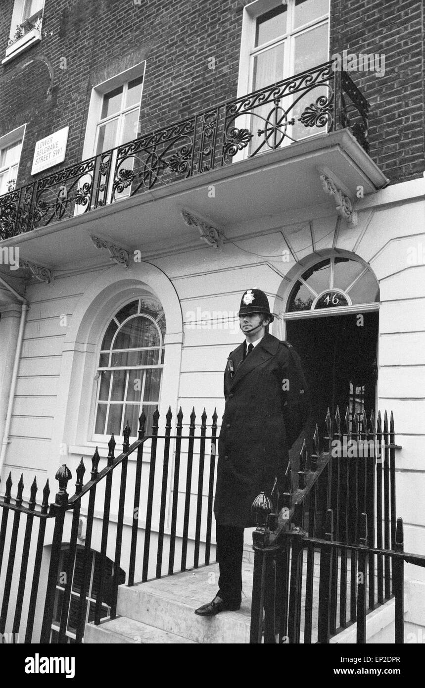 Sandra Rivett omicidio Novembre 1974. Nella foto: funzionario di polizia al di fuori 46 Lower Belgrave Street SW1 Londra dove - moglie - Lady Lucano e i bambini hanno vissuto. Richard John Bingham settimo conte di Lucan popolarmente noto come Signore Lucan era inglese peer che sono scomparsi nelle prime ore del 8 novembre 1974 dopo l omicidio di Sandra Rivett dei suoi bambini nanny la sera precedente. Non vi è stata verificata l'avvistamento di lui da allora. Il 19 giugno 1975 un' inchiesta giuria nominata Lucan come l'assassino di Sandra Rivett. Egli era presunto defunto nelle camere su 11 Dicembre 1992 & legalmente dichiarato morto. Foto Stock